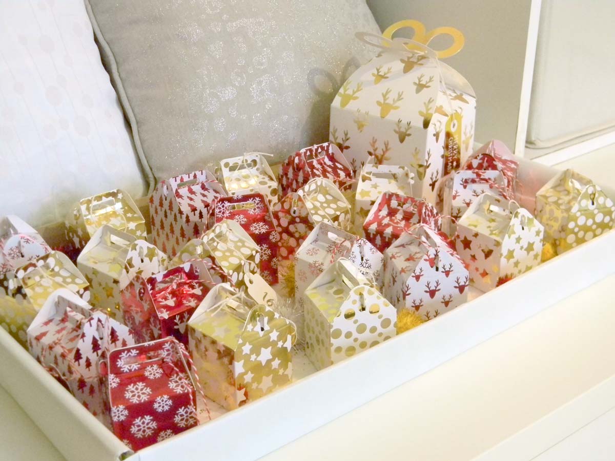 Calendrier de l'avent DIY rouge et doré Calendrier de l'avent DIY rouge et doré