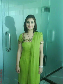 Hot Desi Girl Showing Her Cute Smile