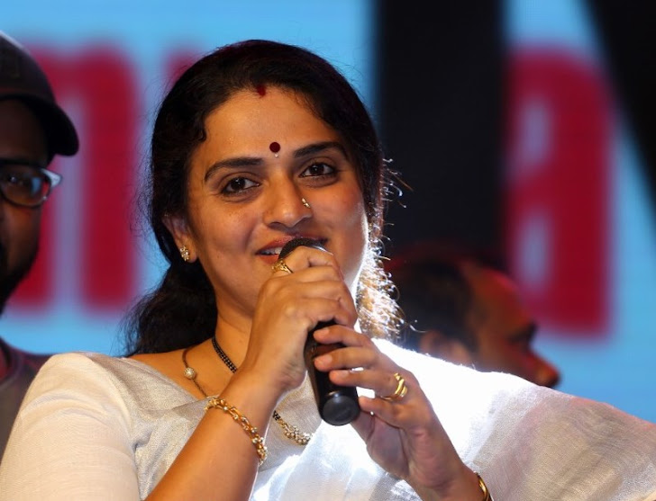 Beautiful Indian Actress Pavitra Lokesh Stills In White Saree | iiQ8 Entertainment