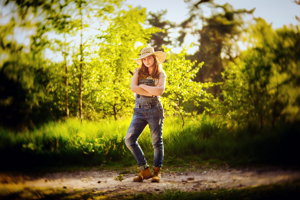 Lensbaby Velvet 56 Image of a girl with a hat standing  in the golden hour bij Willie Kers of GlamourKidz photography in the Netherlands