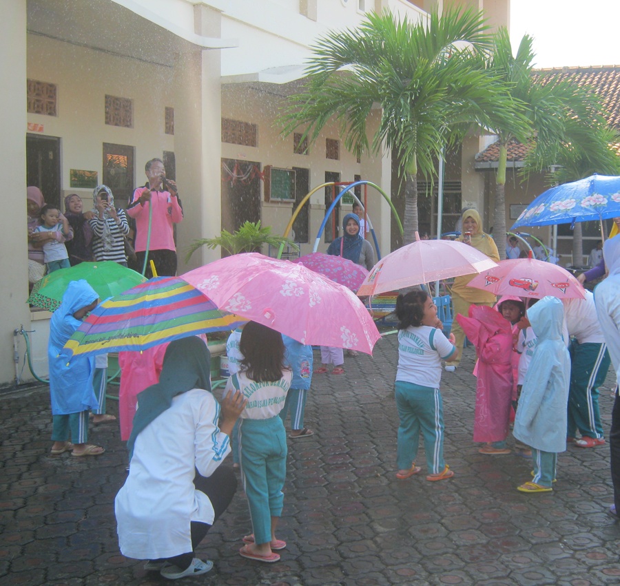Kelompok Bermain Ma�had Islam Puncak Tema Alam Semesta