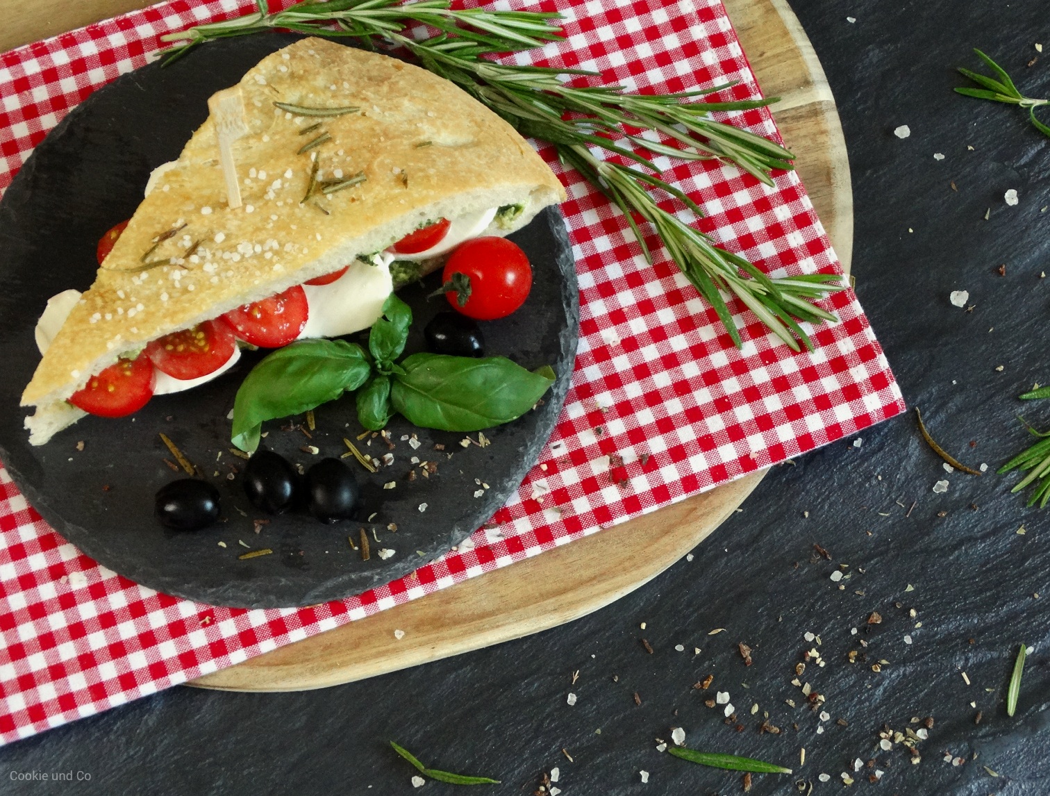 Pizzabrot Sandwich mit Basilikum-Ricotta-Pesto • Cookie und Co