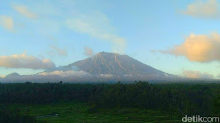Gunung Agung Siaga, Abu Menyembur ke Sejumlah Wilayah Gunung Agung Siaga, Abu Menyembur ke Sejumlah Wilayah