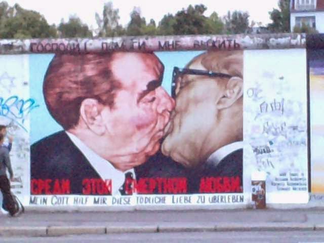 25 años de la caída del muro de Berlín - Pintada con el célebre beso entre Breznev (líder de la URSS) y Honecker (líder de la RDA) en el East Side Gallery. 