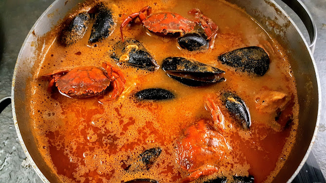 Ajouter les moules et les crabes 5 minutes avant la fin de cuisson.