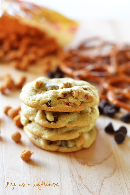 Caramel Pretzel Chocolate Chip Cookies are delicious and soft and loaded with caramel, pretzel pieces and lots of chocolate chips. Life-in-the-Lofthouse.com