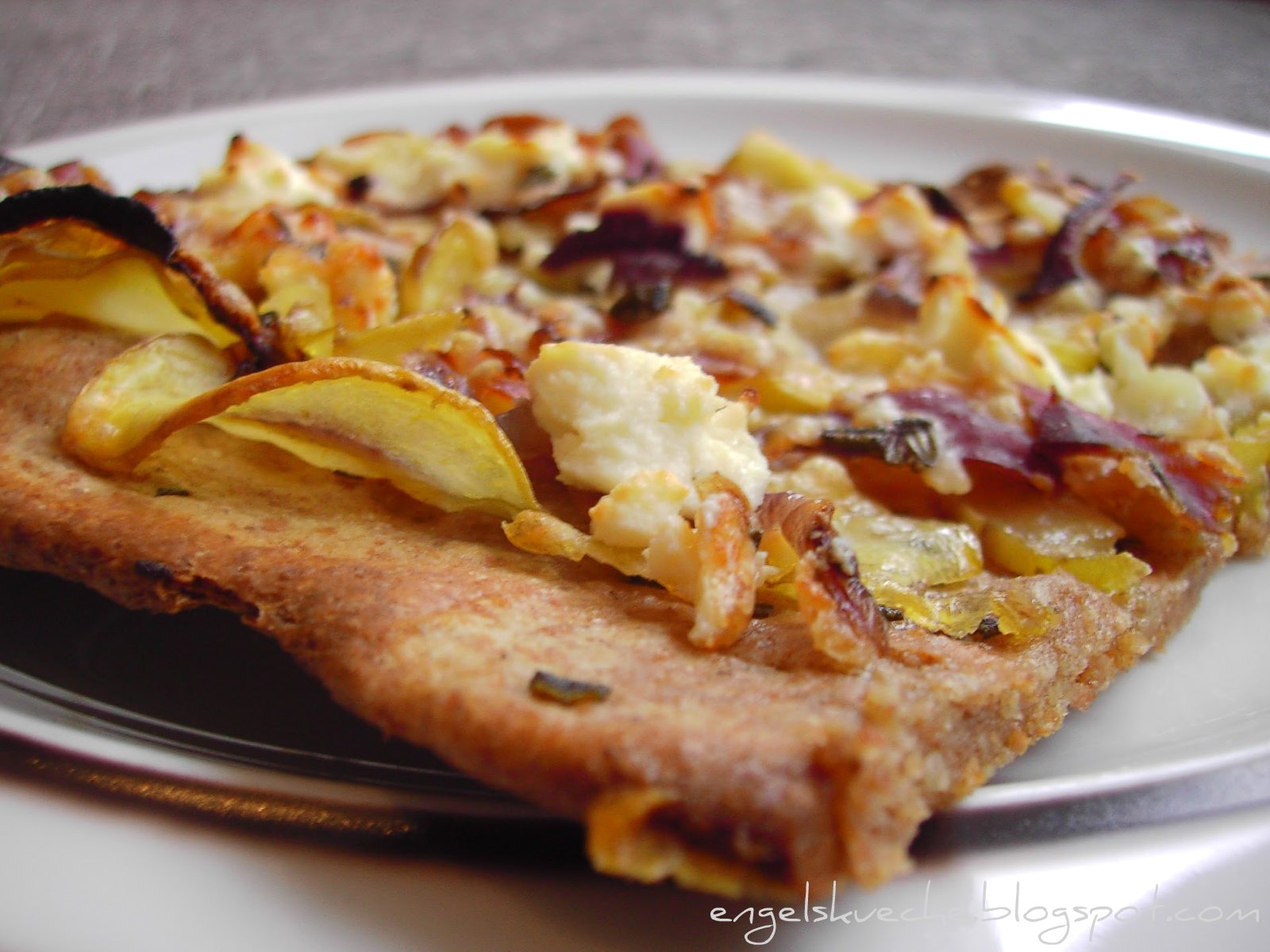 Essen aus Engelchens Küche: Kartoffel-Knoblauch-Pizza mit ...