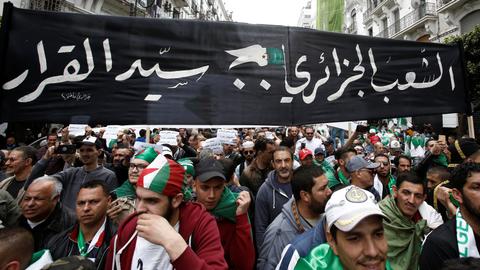جمعة ثامنة من المسيرات المليونية السلمية والمطالبة برحيل النظام ورموزه