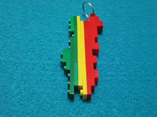 MOC LEGO - adorno de porta-chaves representando o mapa de Portugal e as cores da bandeira.