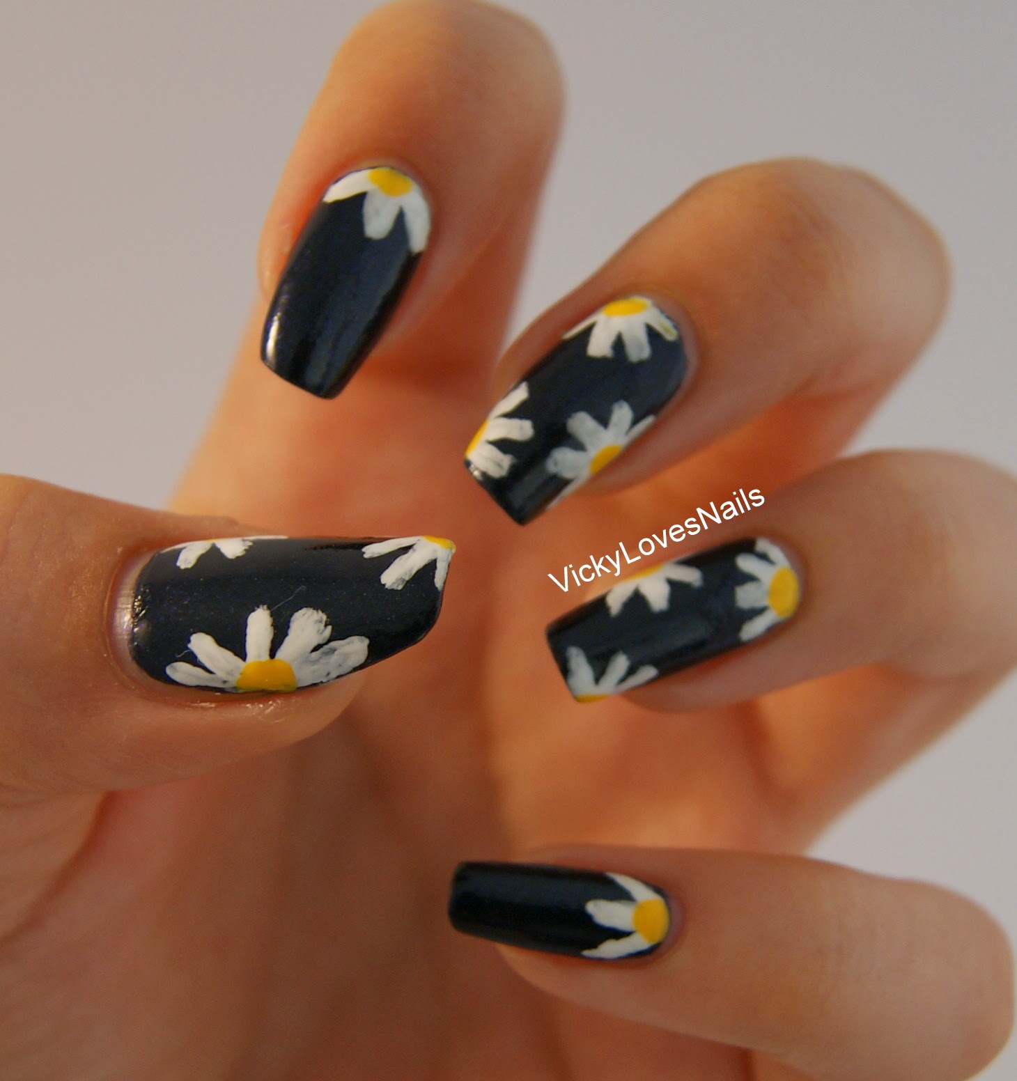 Vicky Loves Nails! Daisy Nails