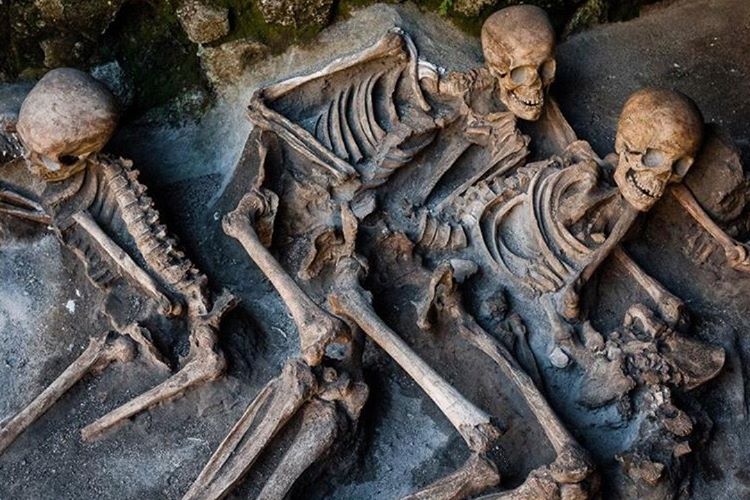 Sapkın Ad kavmi, Hz. Hud'a karşı gelmiş onun kendilerini çağırdığı bu yola tabi olmayı kabul etmememiştir.