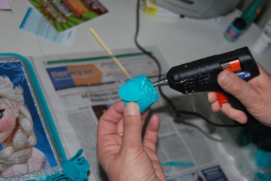 cuadro con flores de carton de huevos.