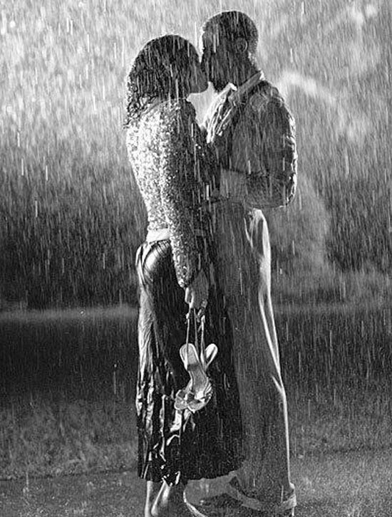 Hôn nhau dưới mưa thật lãng mạn