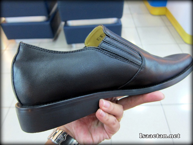 Simple yet really classy black leather shoe for all purpose