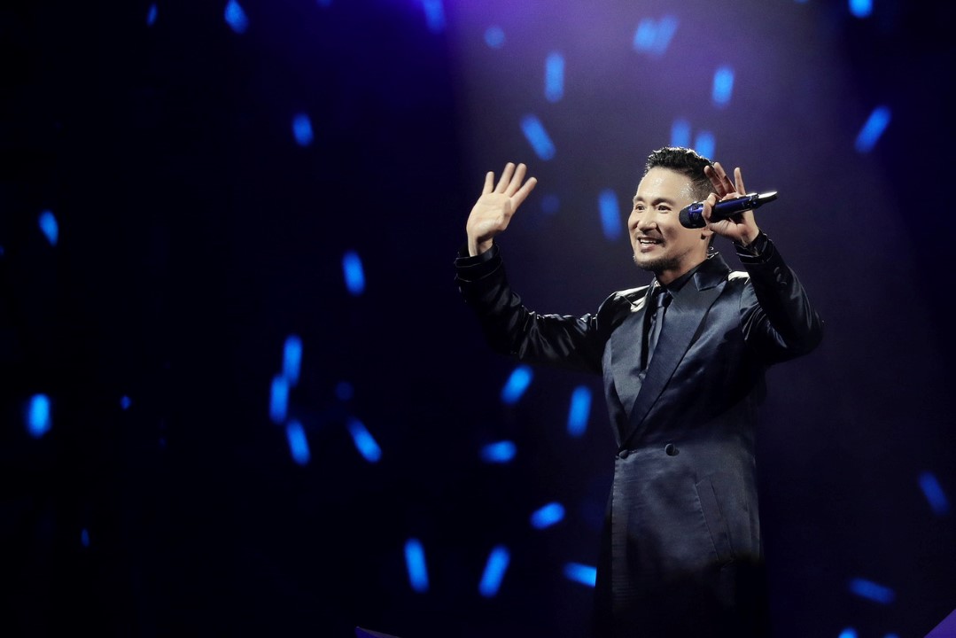 Jacky Cheung gives special gift to fans at KL encore concert TheHive.Asia