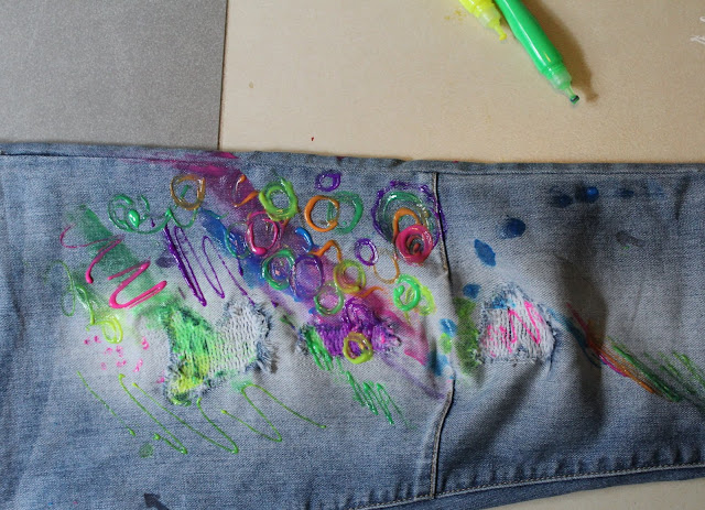 kolorowe jeansy jak zrobić DIY krok po kroku malowanie spodni, moda design, designerskie jeansy