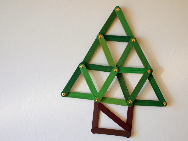 Popsicle+stick+Christmas+tree+ornament+craft+1.JPG