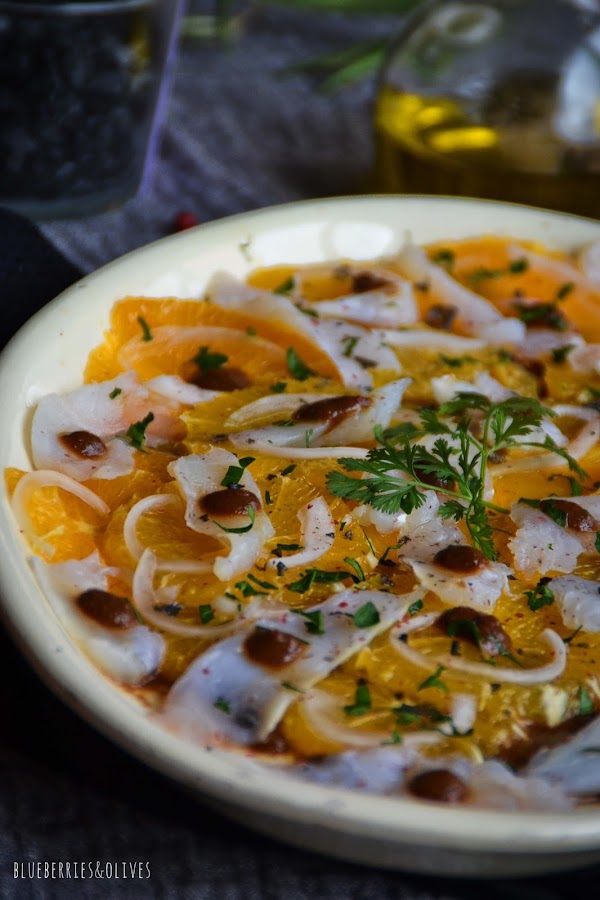 ENSALADA DE BACALAO Y NARANJA CON ALIÑO DE AJO NEGRO 