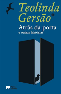 Atrás da porta há segredos. De beleza ou de horror, porque o mundo e a vida não são o que parecem. Por vezes a literatura consegue espreitar por uma frincha da porta, ou mesmo forçá-la a abrir-se. Essa tentativa, sempre renovada, é o objectivo da escrita.