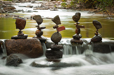  Escultura con piedras balanceándose 