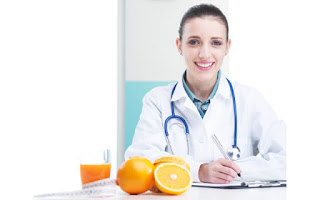 Los nutricionistas son quien deben hacer las dietas personalizadas Nutricionista con fruta