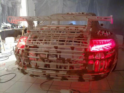 Porsche casero hecho con cartón y cinta.