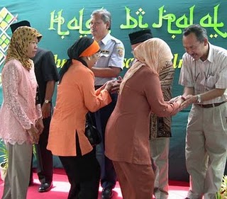 Bersalaman dengan Lawan Jenis