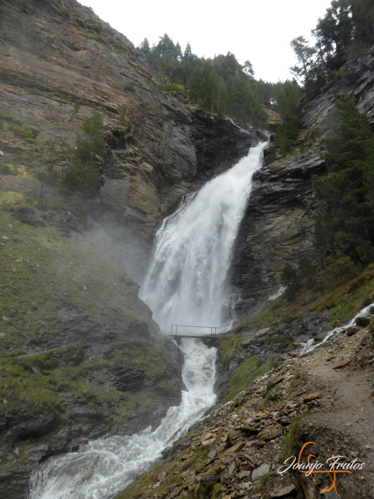 Ruta Las Tres Cascadas de Cerler con mucha agua ...