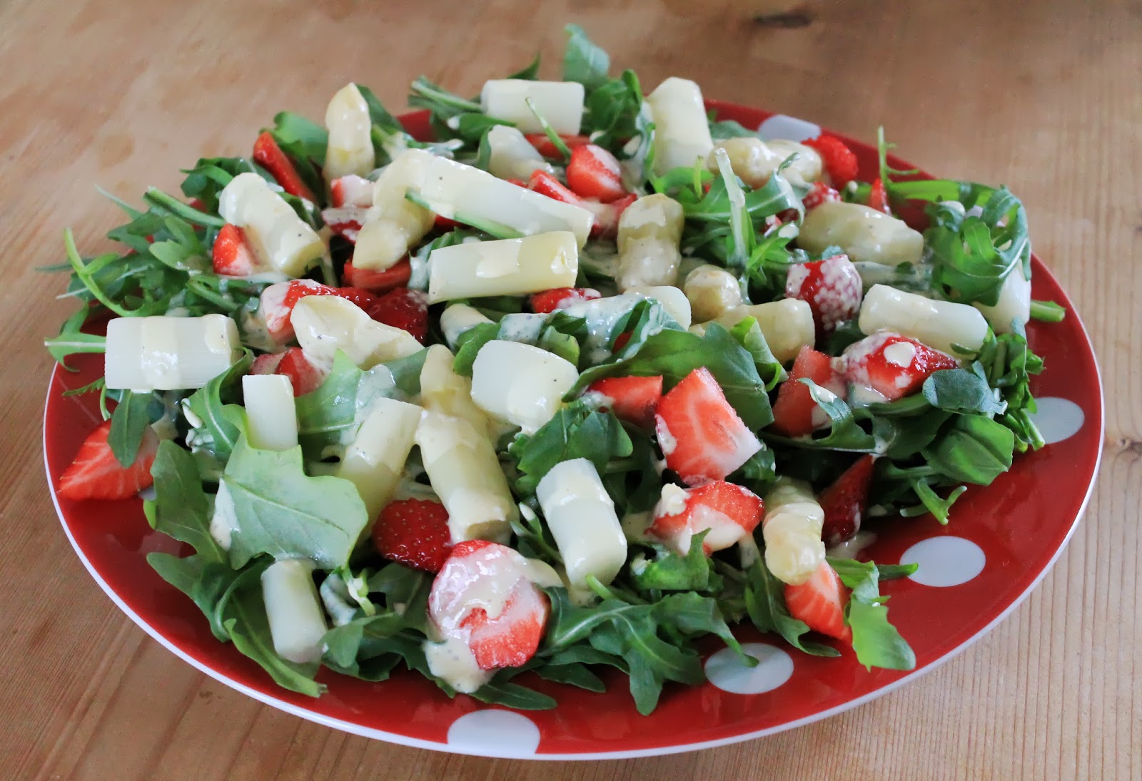 Svenja&amp;#39;s Koch- und Backblog: Spargel-Rucola-Salat mit Erdbeeren an ...