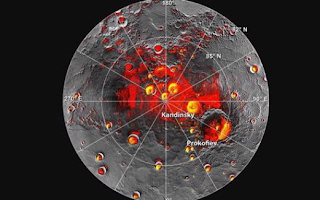 Bagian berwarna merah adalah kutub utara Merkurius. Wahana Messenger membuktikan bahwa es ada di wilayah itu (Sumber: NASA)