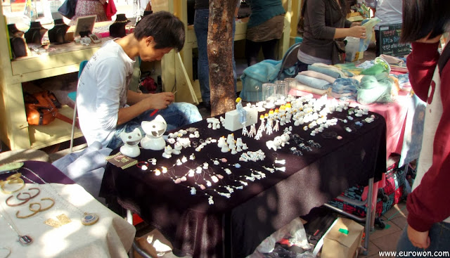 Vendiendo figuritas en el Free Market de Hongdae