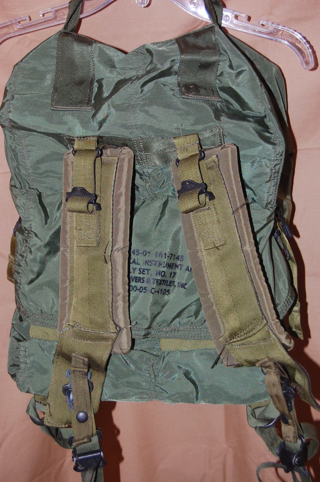 Webbingbabel: US Army M17 Medic Bag , C R Daniels inc.