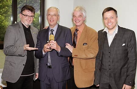 Dieter Pfarre (2. von links) erhielt jetzt das „Goldene Mikro des RuhrstadtStudios“. Christian Lukas, Michael Winkler und Marek Schirmer (v.l.) gratulierten ihm dazu. (Foto: JMG/EVK)