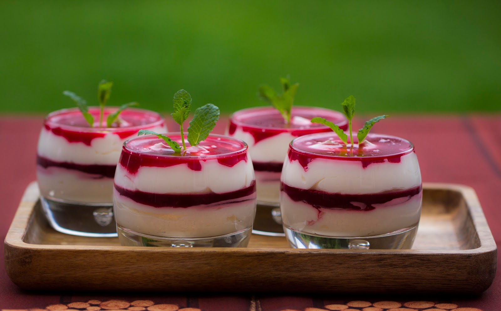 Крем с малини, маскарпоне и сметана Киселинка