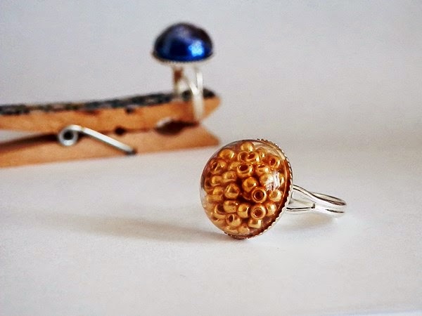 DIY : Une bague globe à paillettes ou perles rocailles