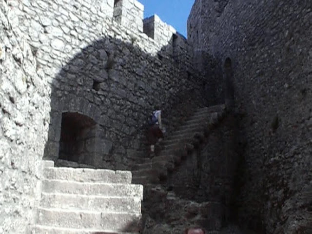 De qua e de la IL CASTELLO CATARO DI PEYREPERTUSE