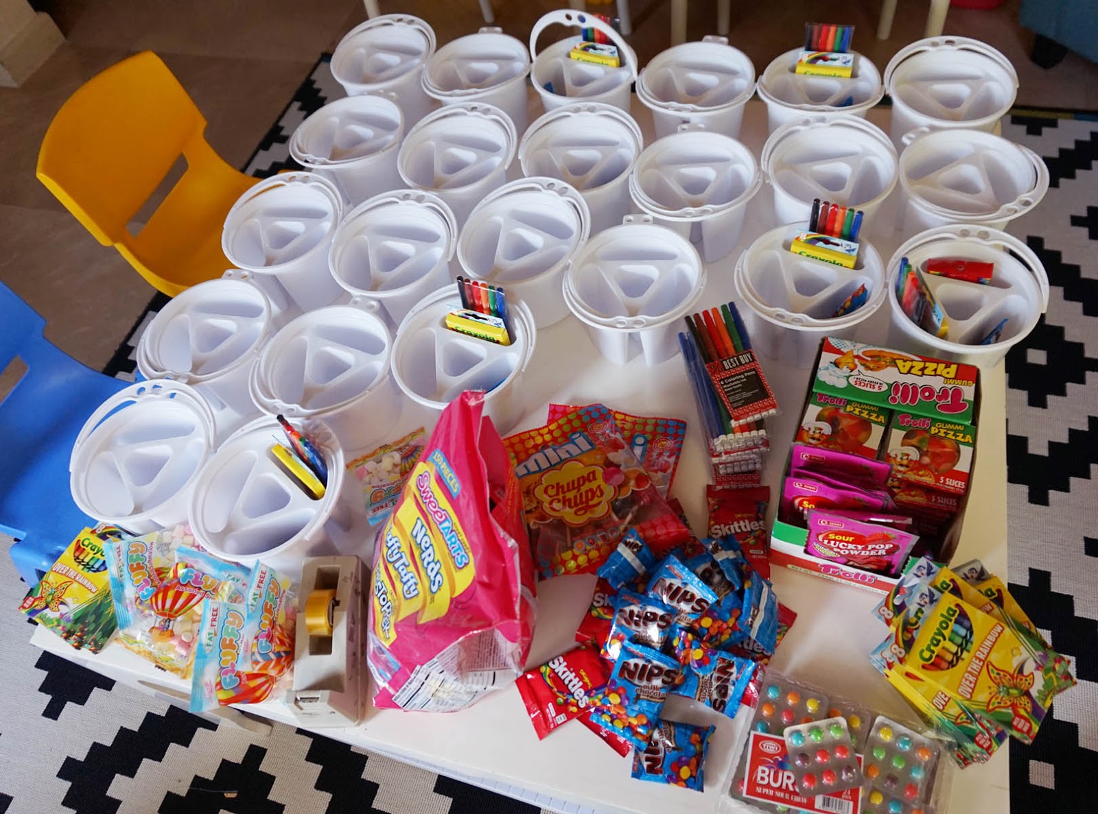 MrsMommyHolic Rainbow Art Party Loot Bags