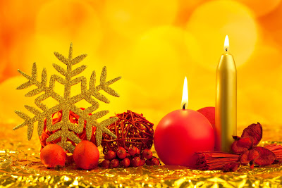 Adornos navideños y velas encendidas para Navidad