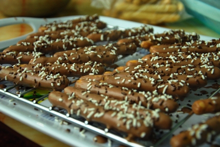 Shaza Bakers: Biskut jejari bersalut coklat