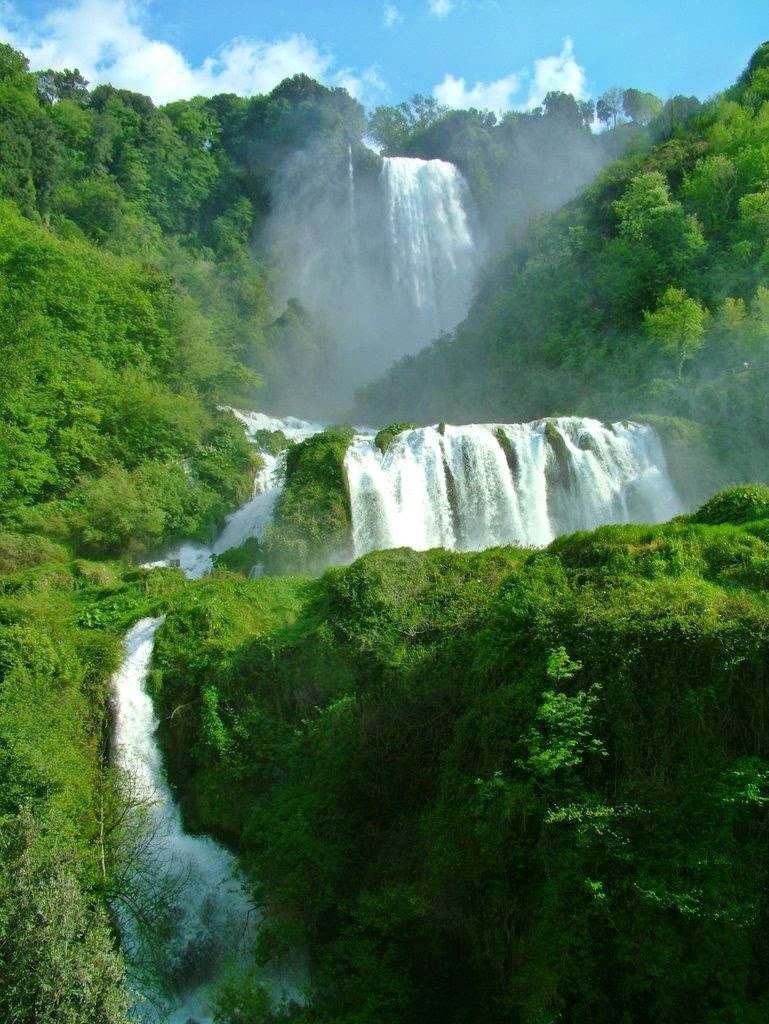 Водопады стоимость. Марморе водопад Италия. Водопады Марморе в Умбрии. Каската делле Марморе. Водопад каскади ди Вароне.