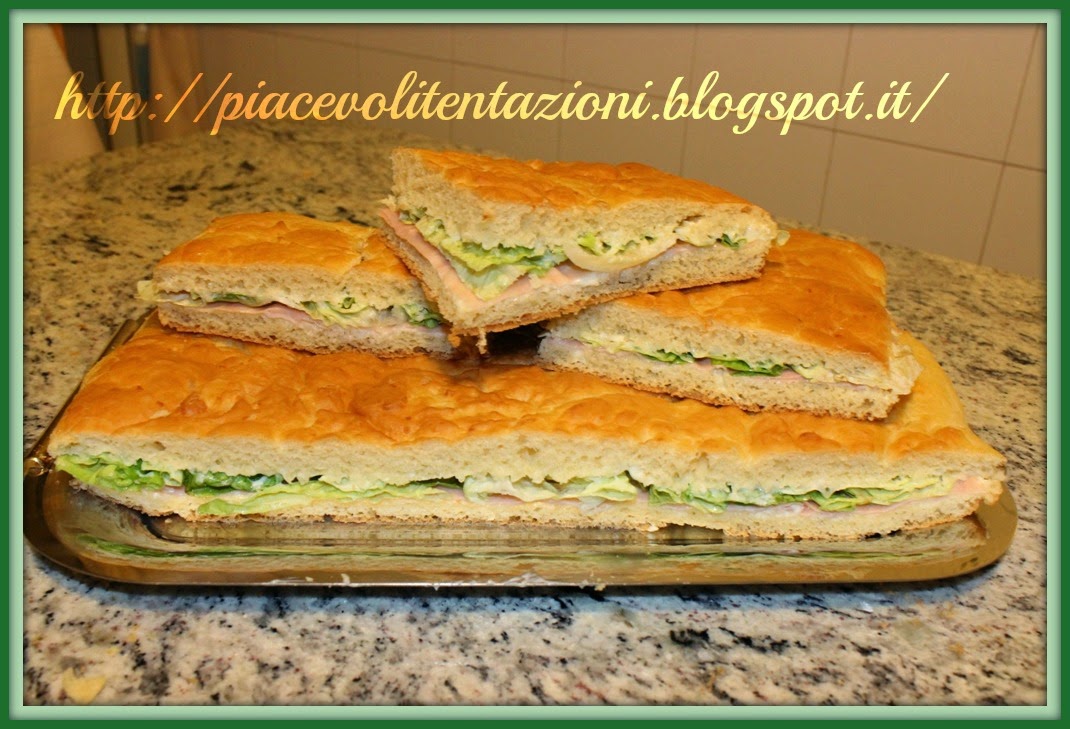 Piacevoli Tentazioni Focaccia fredda con maionese prosciutto e insalata.