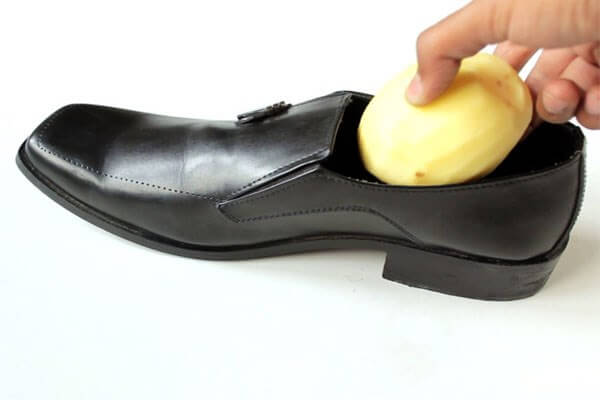 Đánh bóng giày da nam đúng cách với từng "căn bệnh" của giày da Bao%2Bquan%2Bgiay%2Bda%2Bbang%2Bkhoai%2Btay