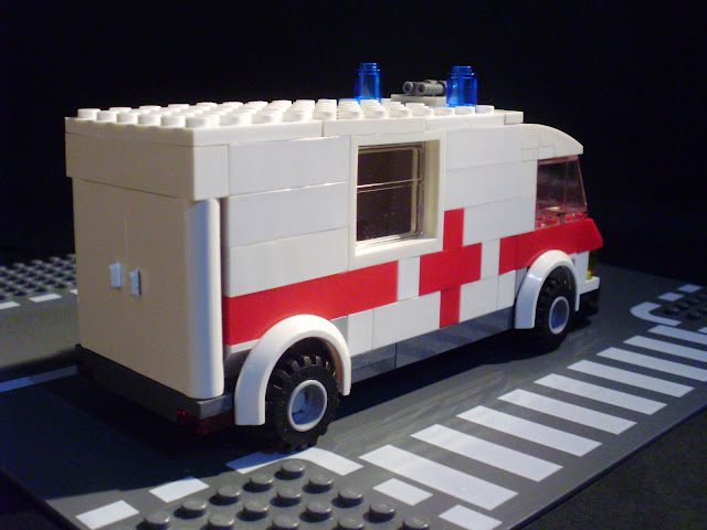 MOC LEGO - 11 fevereiro Dia Europeu do Número de Emergência; ambulância