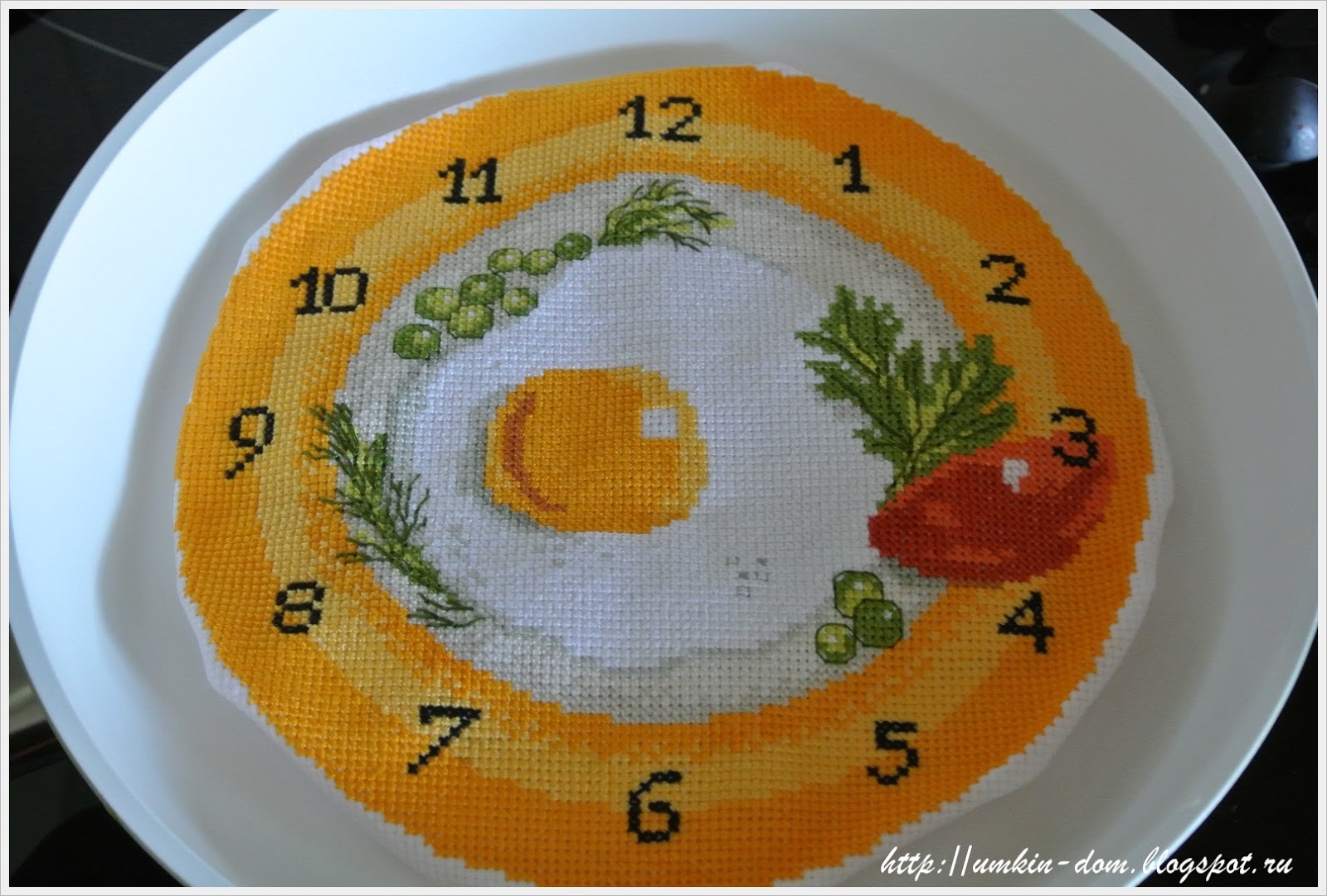 Яичница схема. Вышивка яичница. Вышивка крестом яичница. Часы яичница вышивка. Тост с яичницей вышивка.