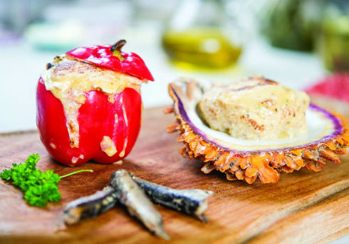 Rocoto relleno con pescado y pastel de yuca
