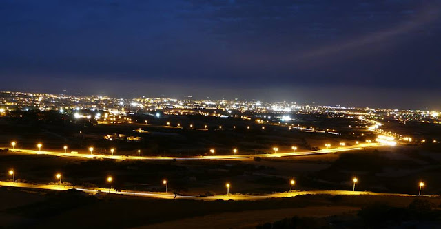 Widok na Maltę nocą z Mdiny