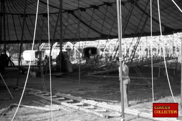 montage du chapiteau du Cirque National Suisse Knie et intérieur du chapiteau