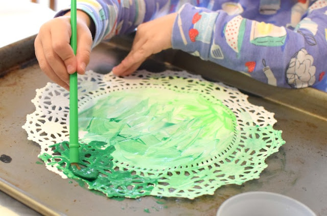 Paper Doily Christmas Tree Craft- fun holiday painting activity for preschoolers, kindergartners, or elementary kids.  Paint paper doilies then assemble them into Christmas tree shapes!