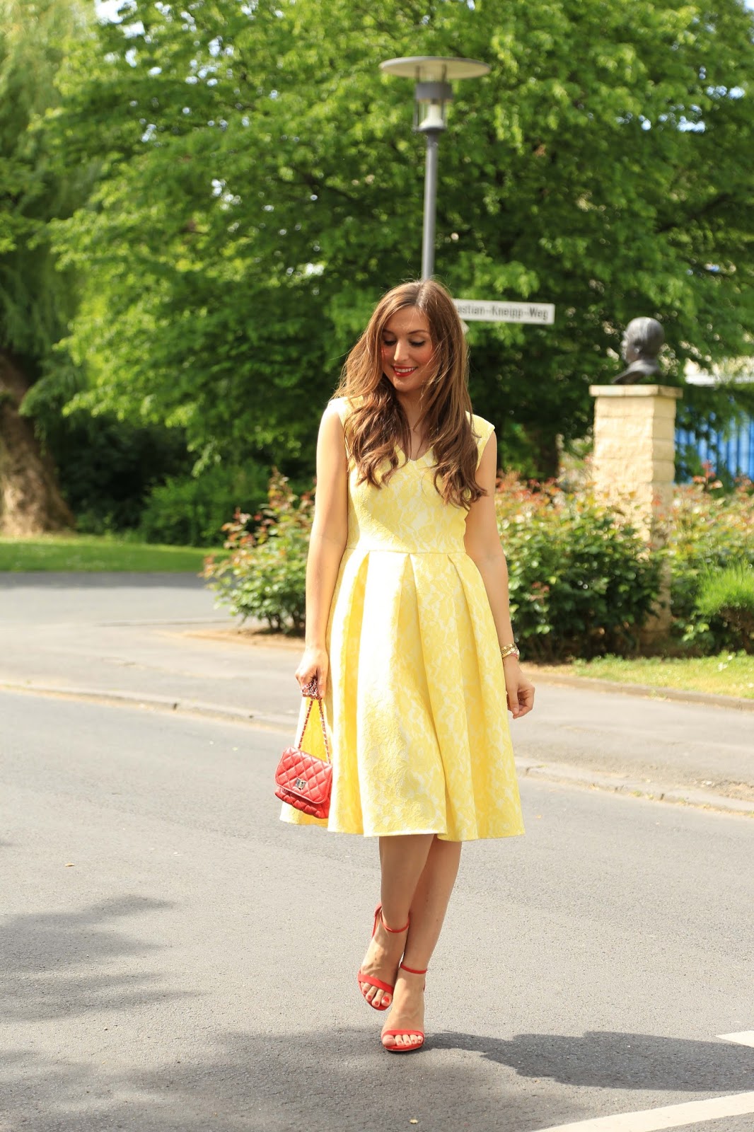 Wie trage ich ein gelbes Kleid - Lichi.de Kleid - Wie kombiniere ich rote Schuhe - Blogger mit roten Schuhen - Blogger in gelben Kleid 