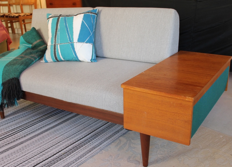 Butiken Blue Corner 50,60 tals dagbädd soffa i grått och teak Butiken Blue Corner 50,60 tals dagbädd soffa i grått och teak